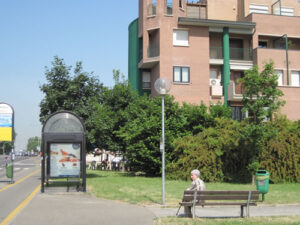 Gelateria e fermata del bus vicina al parco