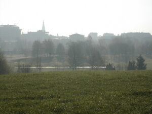 Panorama del parco Ferrari in una giornata nebbiosa