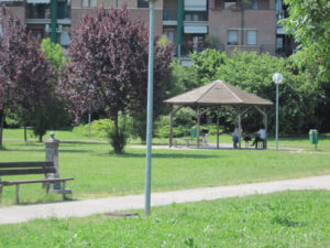 Personaggi sotto al gazebo