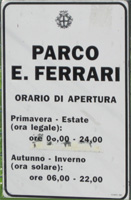 Targa all'ingresso del parco Enzo Ferrari