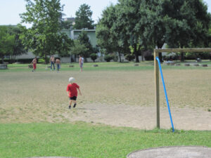 Bimbi che giocano al pallone