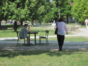 Qualche chiacchera sulla panchina con tavolo disponibile al parco