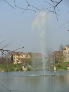 Fontana con getto d'acqua di 3-4 metri