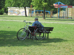 Relax sulla panchina dopo un bel giro in bici