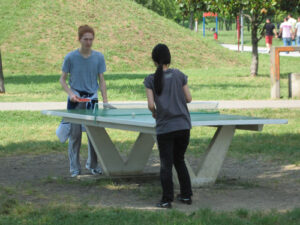 Ragazzi al tavolo da ping-pong