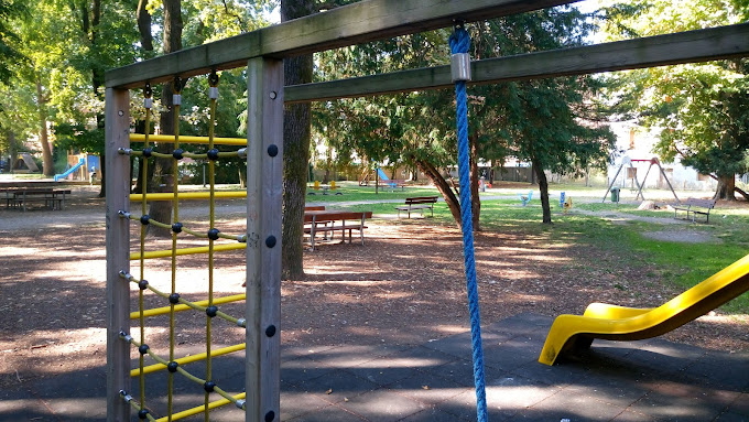 Giochi per bambini e panchine per tutti.